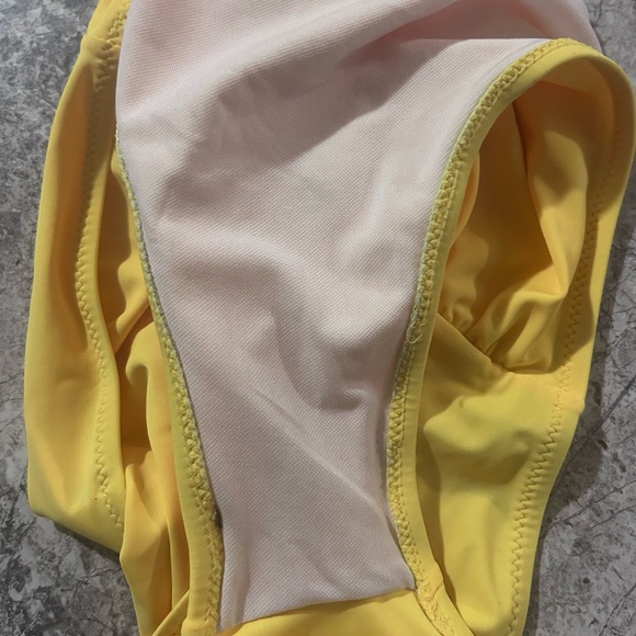 Chic Ruffle Bikini Set - Picture 3 of 5